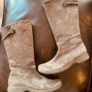 Teva brown suede boots